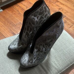 BRIAN ATWOOD SPARKLING PRINT STILETTO PLATFORM SHOES - SUEDE ON BOTTOM 6 1/2